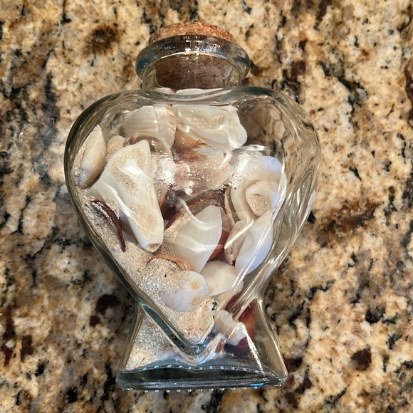 ๐ Decorative Sea Shells and Sand Art in Adorable Glass Heart with Cork Lid - Picture 8 of 10